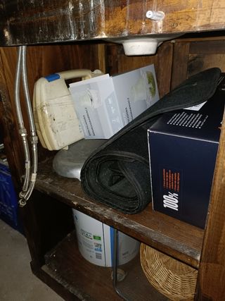 Mueble lavabo rústico con espejo.