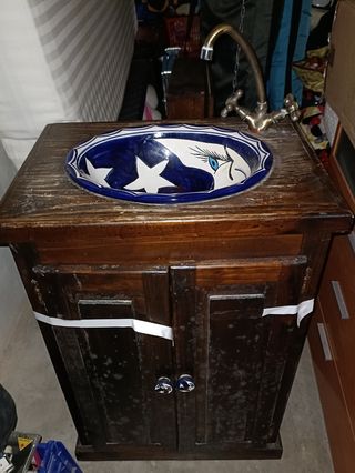 Mueble lavabo rústico con espejo.