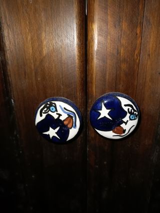 Mueble lavabo rústico con espejo.