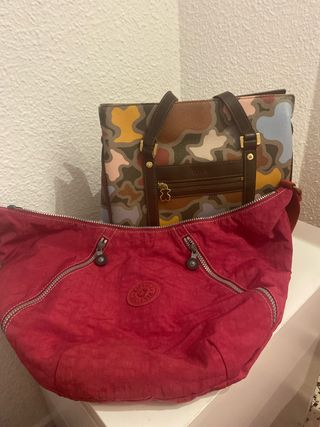 Bolsos de tous y kipling en buen estado.