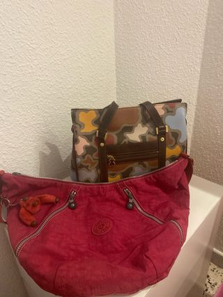 Bolsos de tous y kipling en buen estado.