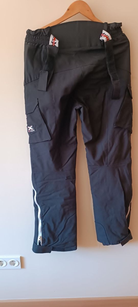 Pantalon de esqui marca Extreme Racing.
