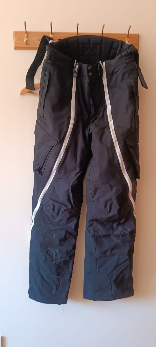 Pantalon de esqui marca Extreme Racing.