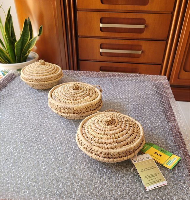 Cestini in foglie di palma intrecciate