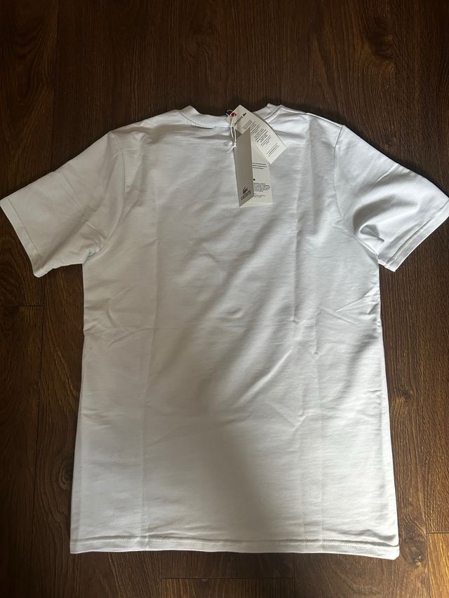 camiseta blanca y negra lacoste