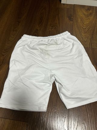 camiseta y pantalón blancos y negros lacoste