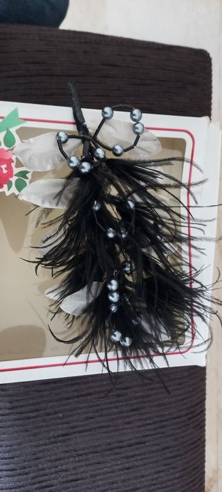 Tocado plumas negro. Hojas y perlas gris