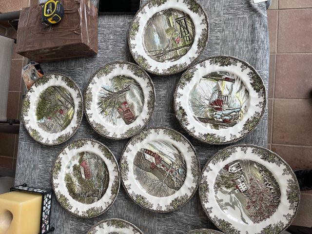 Esclusivi piatti in porcellana UK Friendly Village fatti a mano