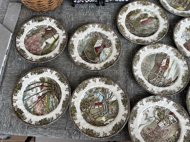 Esclusivi piatti in porcellana UK Friendly Village fatti a mano