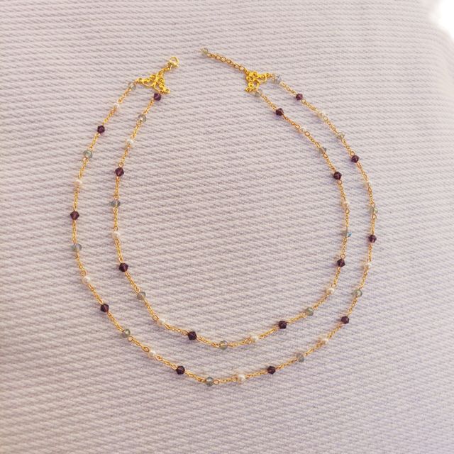 Collana dorata con cristalli 