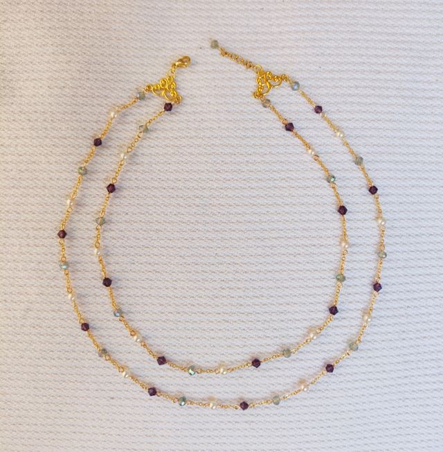 Collana dorata con cristalli 