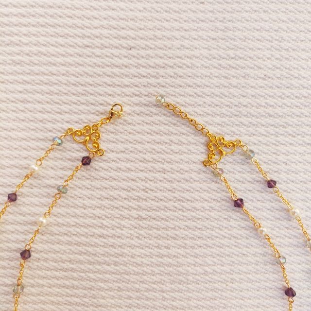 Collana dorata con cristalli 