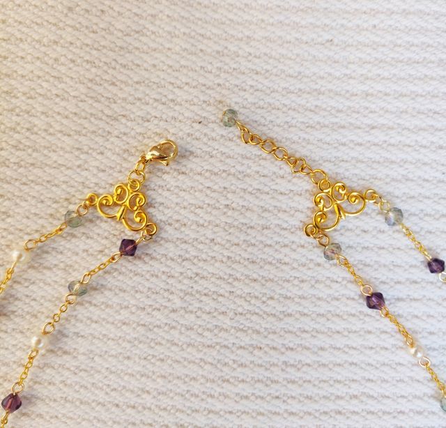 Collana dorata con cristalli 