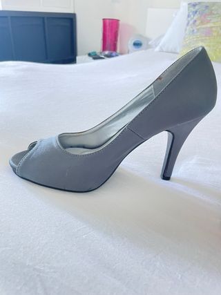 Zapato tacón color gris a juego con el bolso 