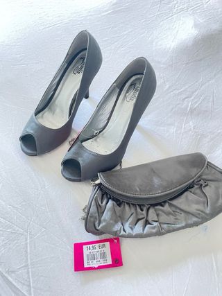 Zapato tacón color gris a juego con el bolso 