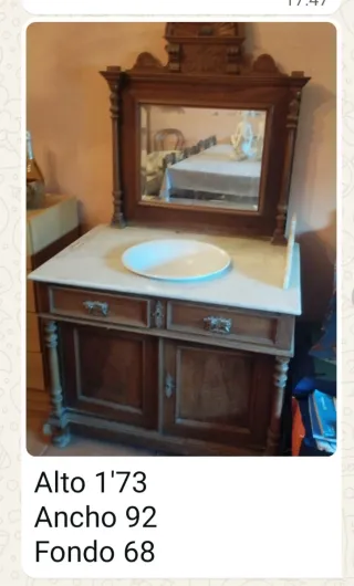 Lavabo antiguo de madera y mármol