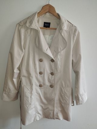 Gabardina mujer sin usar