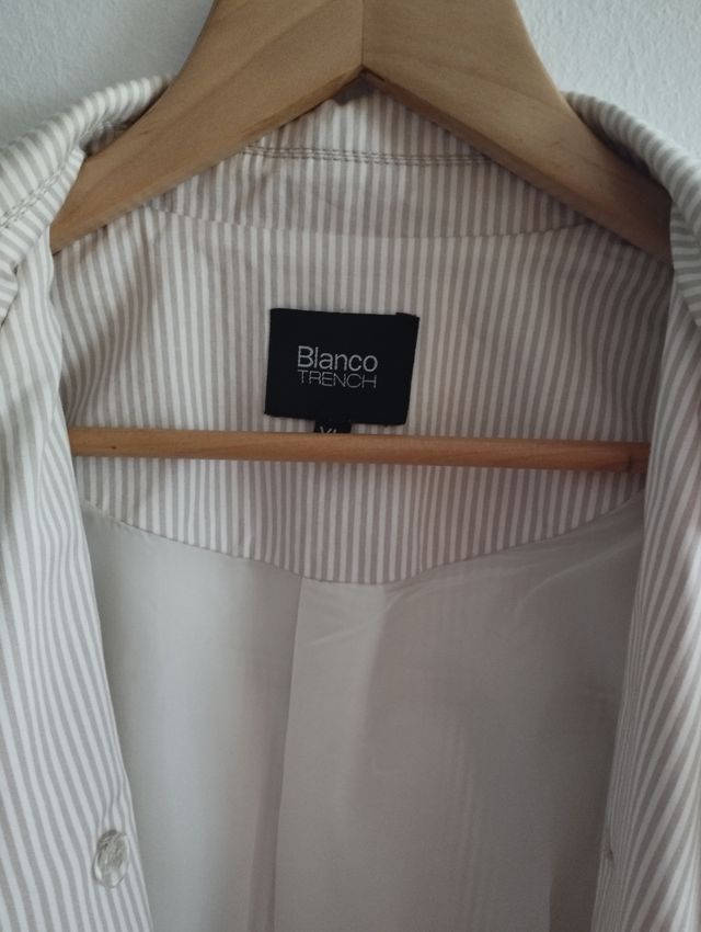 Gabardina mujer sin usar