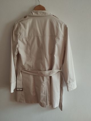 Gabardina mujer sin usar