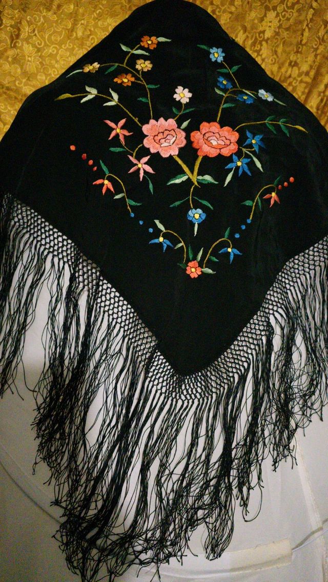 Mantoncillo antiguo pico niña.  Manton triángulo