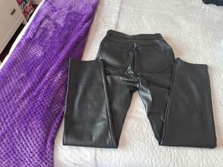Pantalón imitación piel Stradivarius
