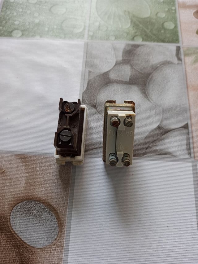 Interruptor  conmutado antiguo y enchufe