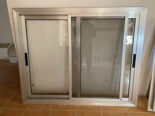 Ventana 2 hojas con marco atornillable y mosquitera