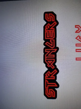 Portachiavi stile Iron Maiden nero e rosso