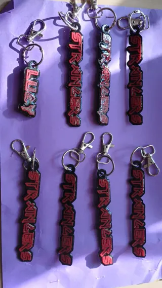 Portachiavi stile Iron Maiden nero e rosso