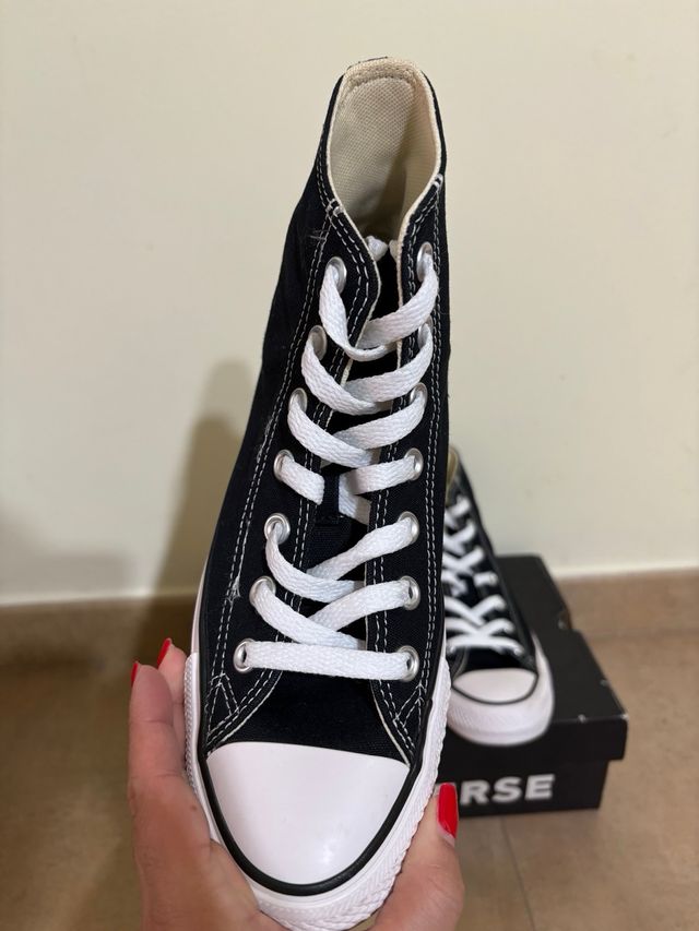 Converses negras nuevas.