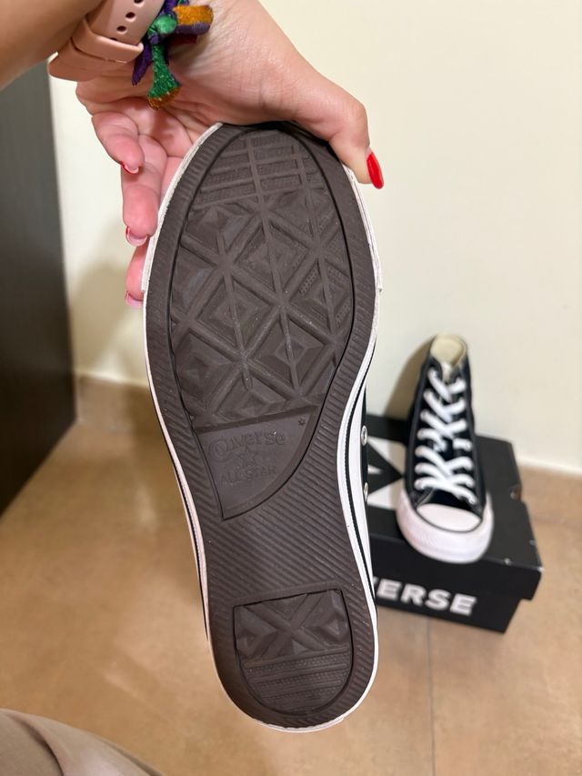 Converses negras nuevas.