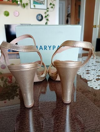 Sandalias MARY PAZ doradas, talla 41