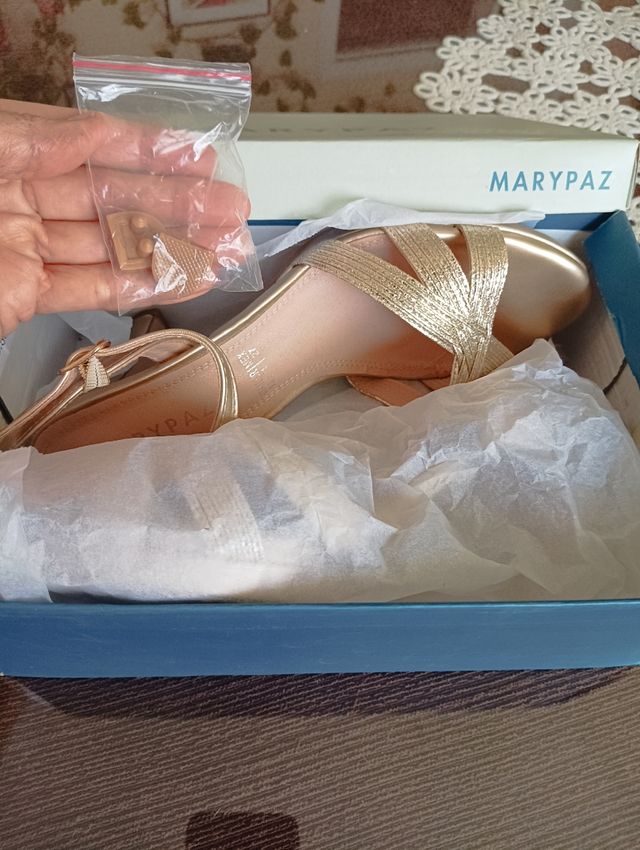 Sandalias MARY PAZ doradas, talla 41