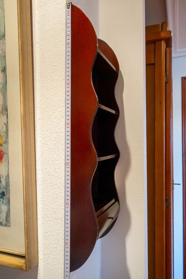 Estantería de madera con cajón