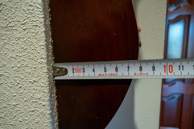 Estantería de madera con cajón