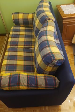 Sofá azul y amarillo