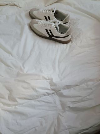 Scarpe bianche (pull&bear) 
