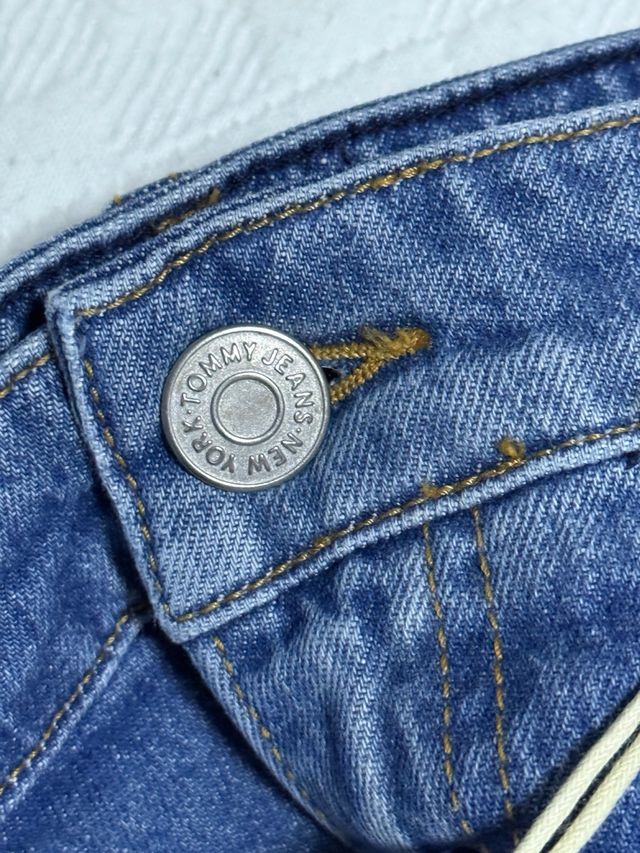 Vaqueros Tommy Jeans Mom, talla 33x 28