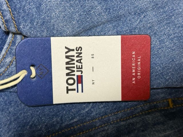 Vaqueros Tommy Jeans Mom, talla 33x 28