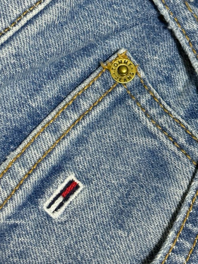 Vaqueros Tommy Jeans Mom, talla 33x 28