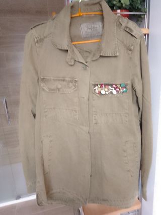 Sobrecamisa Zara verde militar con pedrería
