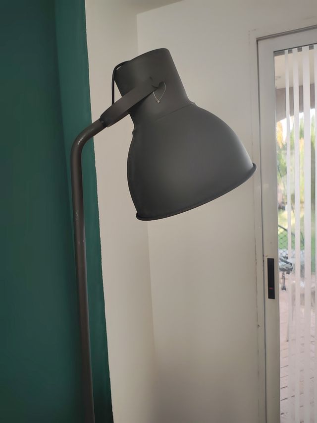 Lampara pie Ikea Hektar - Gris/Blanco