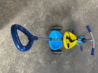 Triciclo infantil azul y amarillo