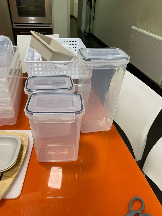 30 o mas Recipientes plástico transparentes