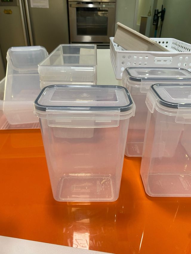 30 o mas Recipientes plástico transparentes