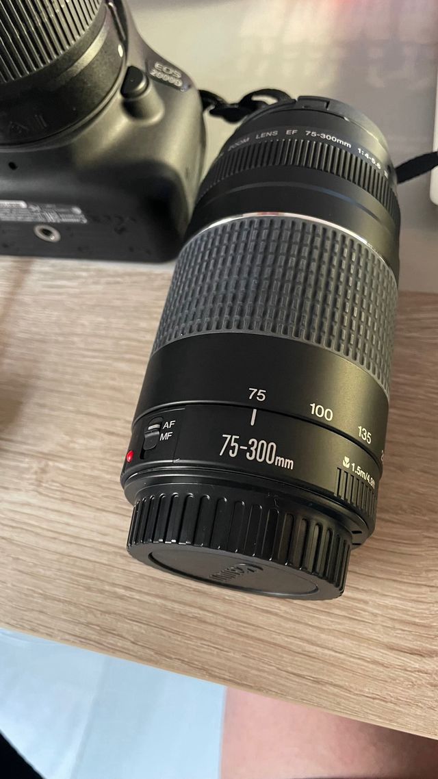 Cámara Canon EOS + Objetivo 75-300mm