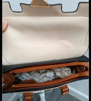 Bolso beige y azul marino