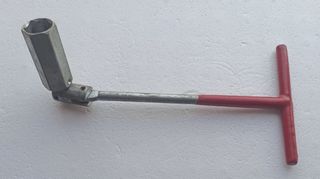 Llave 21 p/ bujías. y tubo de goma extractor.