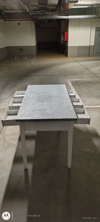 Mesa de madera con cajones