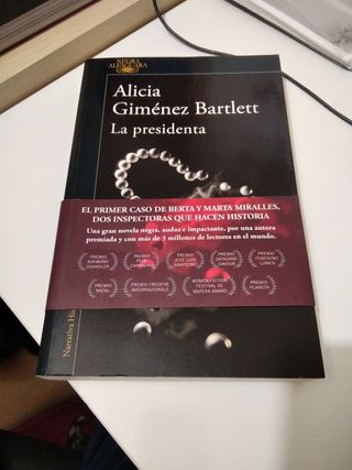 La presidenta / Madam President (Spanish Edition)